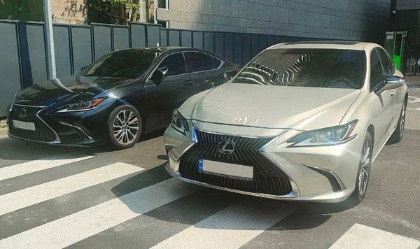 Lexus ES 300h золотий на весілля з водієм Київ 