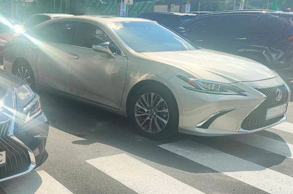 Lexus ES 300h золотий на весілля з водієм Київ 