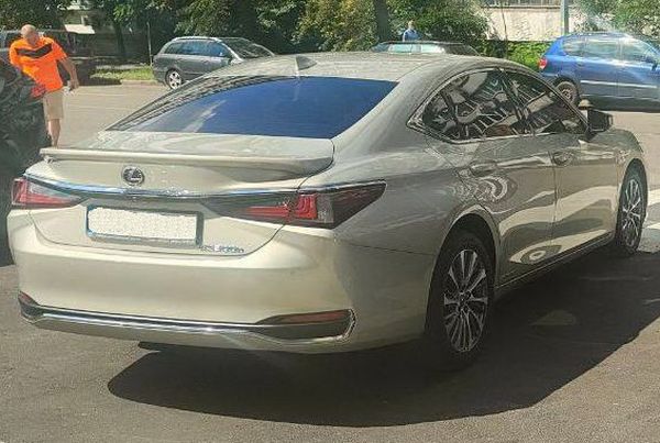 Lexus ES 300h золотий на весілля з водієм Київ 