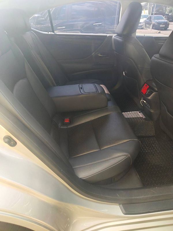 Lexus ES 300h золотий на весілля з водієм Київ 