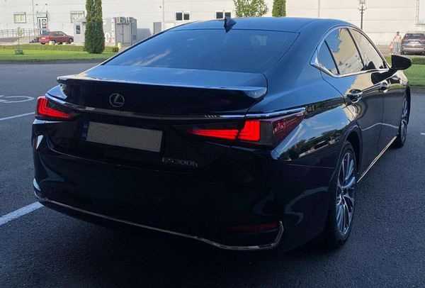 Lexus ES 300h чорний на весілля з водієм Київ