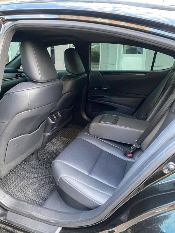 Lexus ES 300h чорний на весілля з водієм Київ