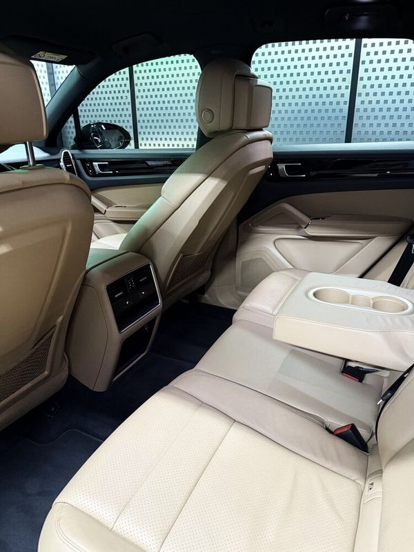 Позашляховик Porsche Cayenne New прокат без водія 