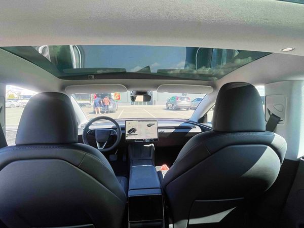 Авто на весілля Tesla Model 3 сіра з водієм 