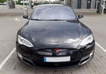 Авто на весілля Tesla Model S чорна з водієм