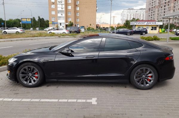 Авто на весілля Tesla Model S чорна з водієм