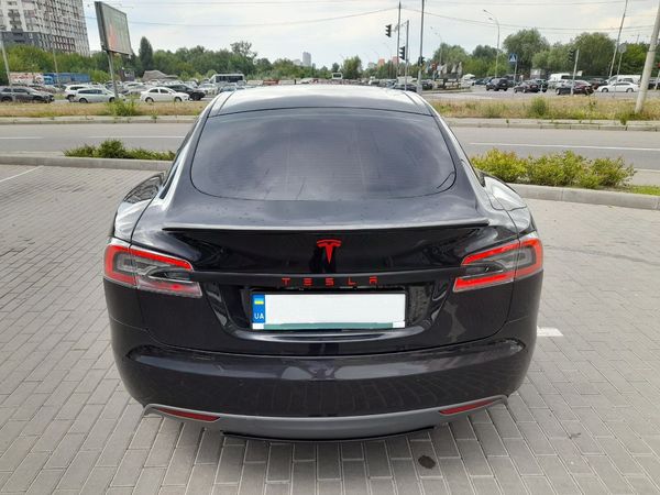 Авто на весілля Tesla Model S чорна з водієм