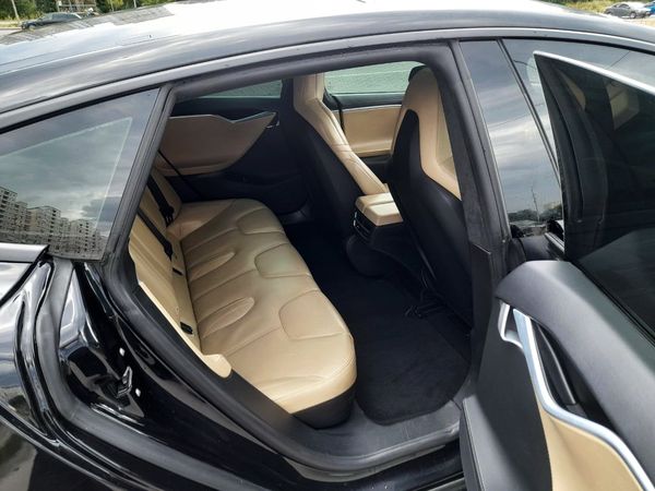 Авто на весілля Tesla Model S чорна з водієм