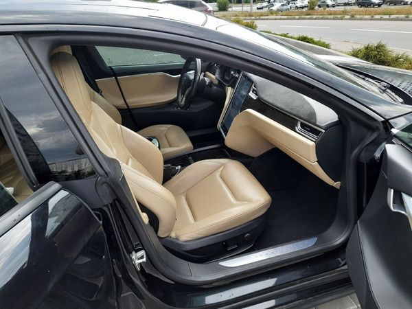 Авто на весілля Tesla Model S чорна з водієм