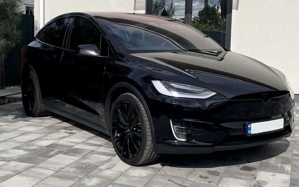 Оренда Tesla Model X чорний для весілля зйомки без водія 