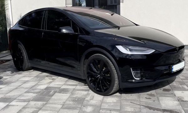 Оренда Tesla Model X чорний для весілля зйомки без водія 
