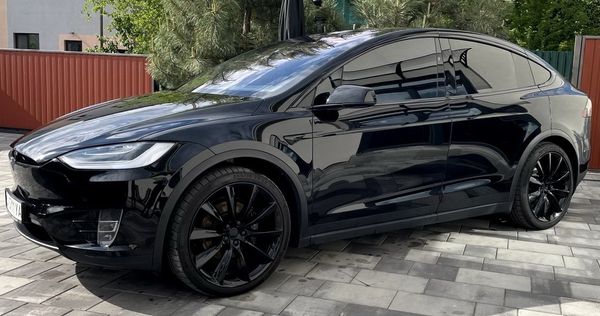 Оренда Tesla Model X чорний для весілля зйомки без водія 