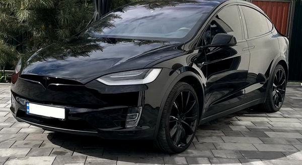 Оренда Tesla Model X чорний для весілля зйомки без водія 
