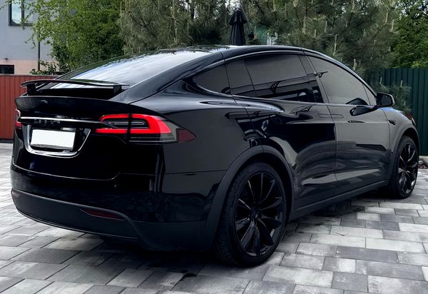 Оренда Tesla Model X чорний для весілля зйомки без водія 
