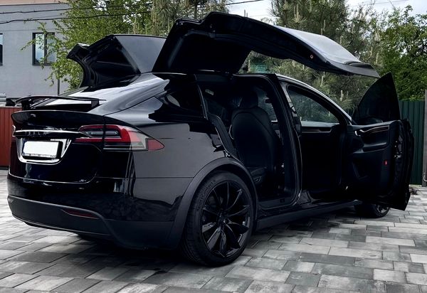 Оренда Tesla Model X чорний для весілля зйомки без водія 