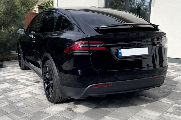 Оренда Tesla Model X чорний для весілля зйомки без водія 