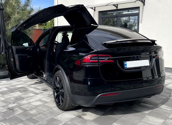 Оренда Tesla Model X чорний для весілля зйомки без водія 