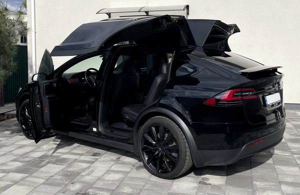 Оренда Tesla Model X чорний для весілля зйомки без водія 