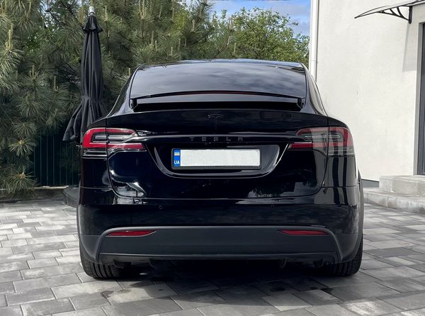 Оренда Tesla Model X чорний для весілля зйомки без водія 