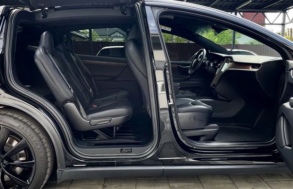 Оренда Tesla Model X чорний для весілля зйомки без водія 