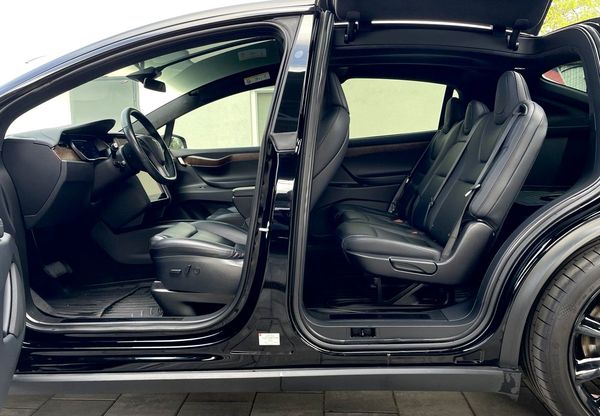 Оренда Tesla Model X чорний для весілля зйомки без водія 