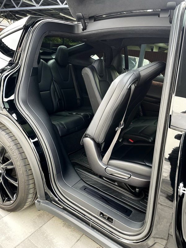 Оренда Tesla Model X чорний для весілля зйомки без водія 