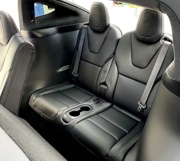 Оренда Tesla Model X чорний для весілля зйомки без водія 