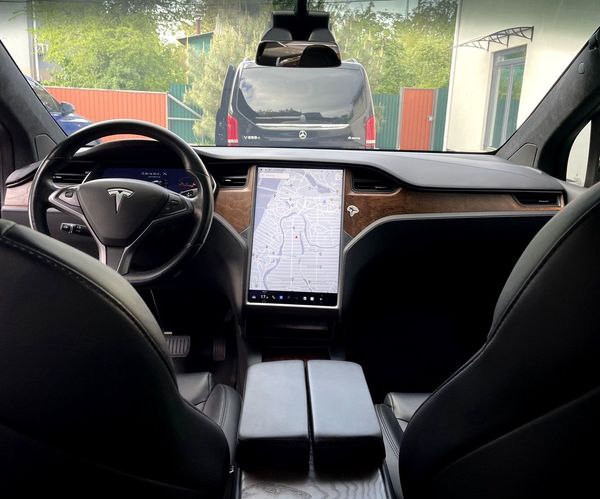 Оренда Tesla Model X чорний для весілля зйомки без водія 