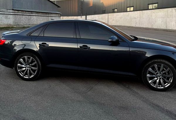 Прокат авто Audi A4 без водія на весілля