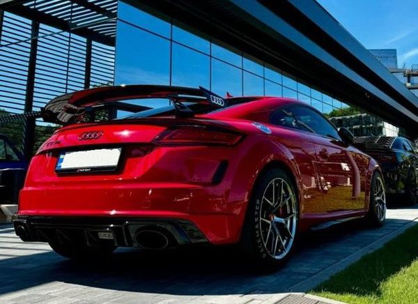Audi TT RS червона з водієм для фотосесії в Києві 