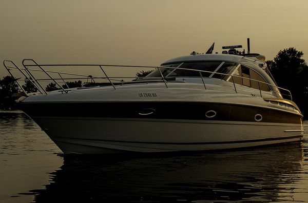 Арендовать яхту катер Bavaria 37 Sport HT VIP на прокат в Киеве Заферано Золоче