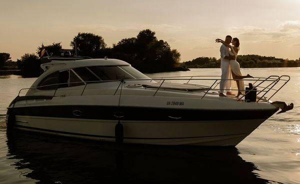 Арендовать яхту катер Bavaria 37 Sport HT VIP на прокат в Киеве Заферано Золоче