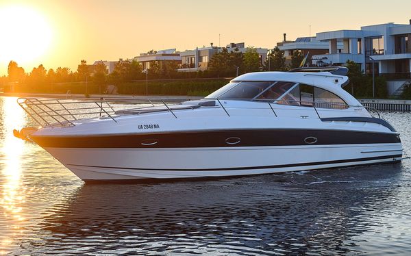 Арендовать яхту катер Bavaria 37 Sport HT VIP на прокат в Киеве Заферано Золоче