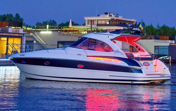 Арендовать яхту катер Bavaria 37 Sport HT VIP на прокат в Киеве Заферано Золоче
