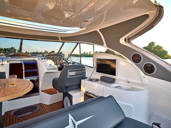Арендовать яхту катер Bavaria 37 Sport HT VIP на прокат в Киеве Заферано Золоче