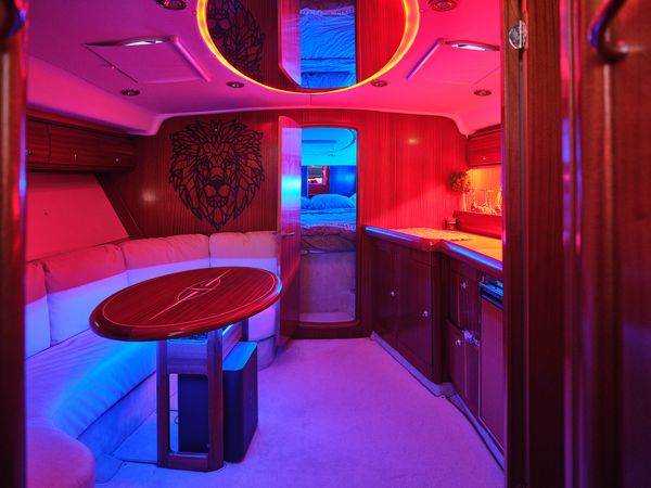 Арендовать яхту катер Bavaria 37 Sport HT VIP на прокат в Киеве Заферано Золоче