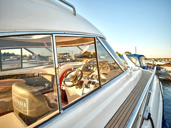 Арендовать яхту катер Bavaria 37 Sport HT VIP на прокат в Киеве Заферано Золоче