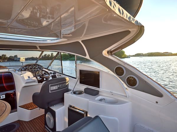 Арендовать яхту катер Bavaria 37 Sport HT VIP на прокат в Киеве Заферано Золоче