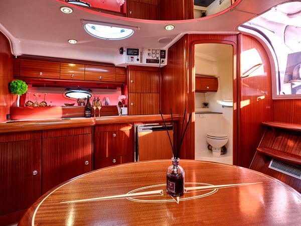 Арендовать яхту катер Bavaria 37 Sport HT VIP на прокат в Киеве Заферано Золоче