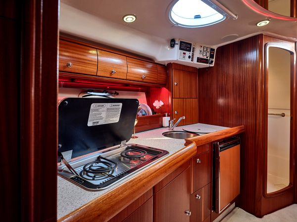 Арендовать яхту катер Bavaria 37 Sport HT VIP на прокат в Киеве Заферано Золоче