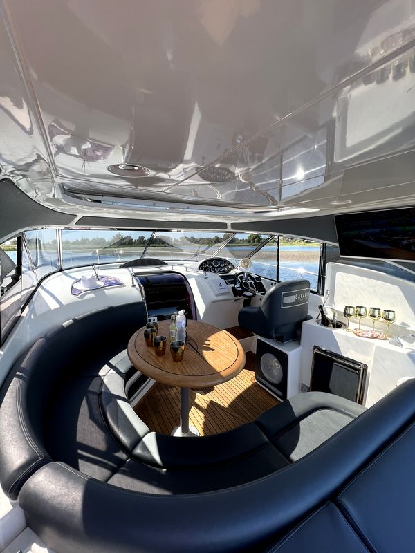 Арендовать яхту катер Bavaria 37 Sport HT VIP на прокат в Киеве Заферано Золоче