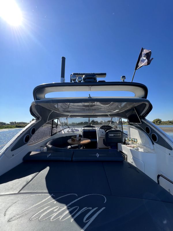 Арендовать яхту катер Bavaria 37 Sport HT VIP на прокат в Киеве Заферано Золоче