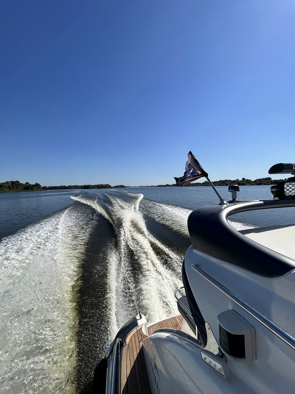 Арендовать яхту катер Bavaria 37 Sport HT VIP на прокат в Киеве Заферано Золоче