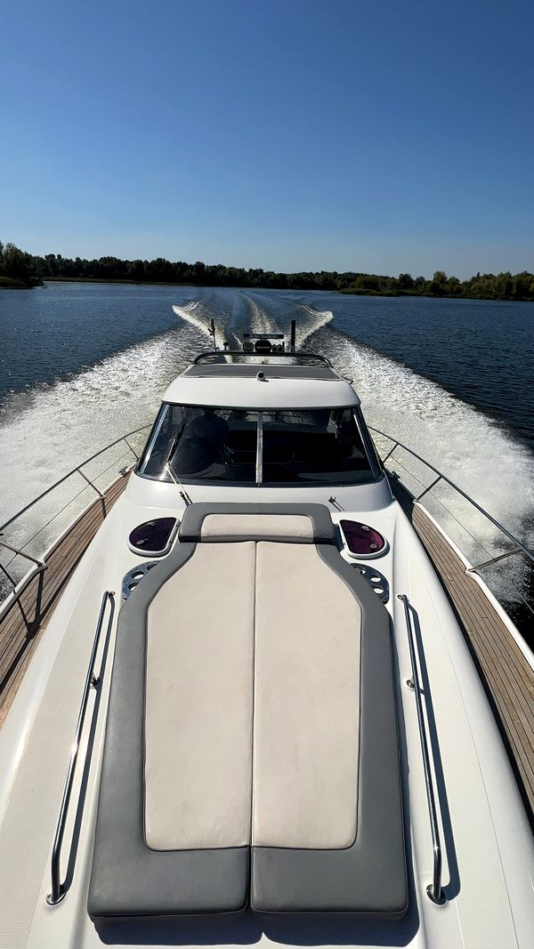 Арендовать яхту катер Bavaria 37 Sport HT VIP на прокат в Киеве Заферано Золоче