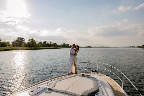 Арендовать яхту катер Bavaria 37 Sport HT VIP на прокат в Киеве Заферано Золоче