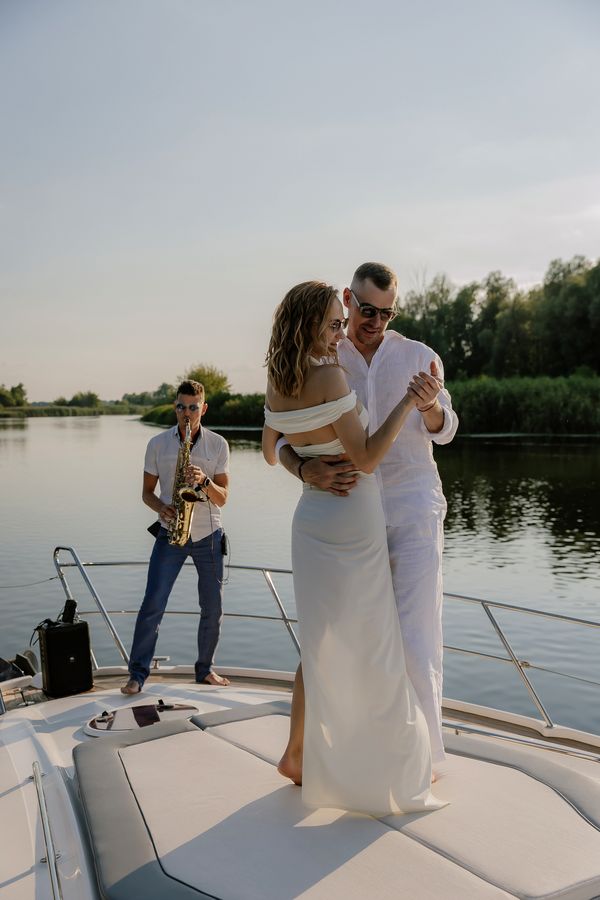 Арендовать яхту катер Bavaria 37 Sport HT VIP на прокат в Киеве Заферано Золоче