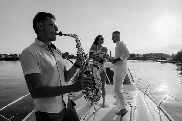 Арендовать яхту катер Bavaria 37 Sport HT VIP на прокат в Киеве Заферано Золоче