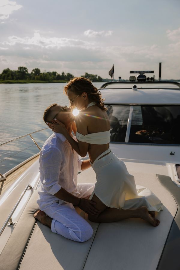 Арендовать яхту катер Bavaria 37 Sport HT VIP на прокат в Киеве Заферано Золоче