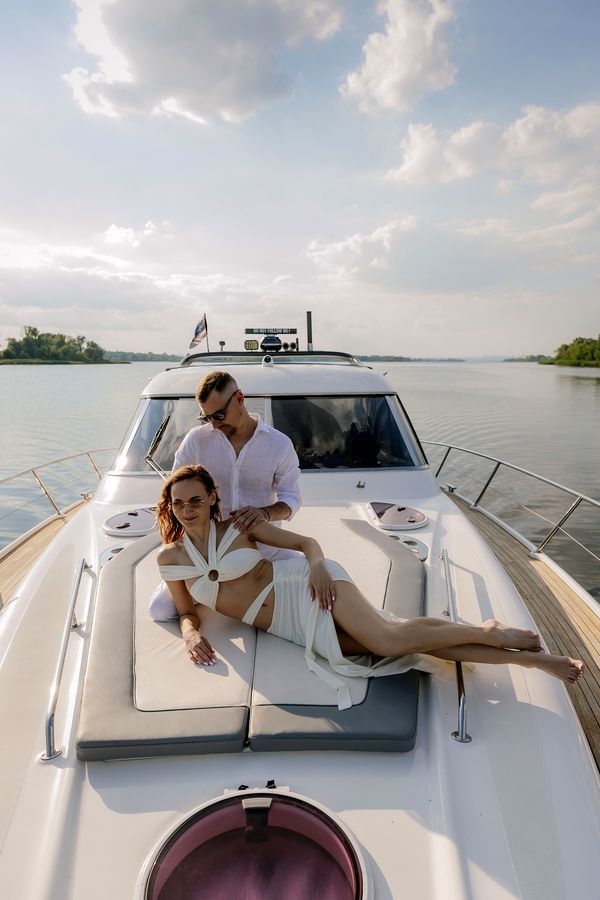 Арендовать яхту катер Bavaria 37 Sport HT VIP на прокат в Киеве Заферано Золоче