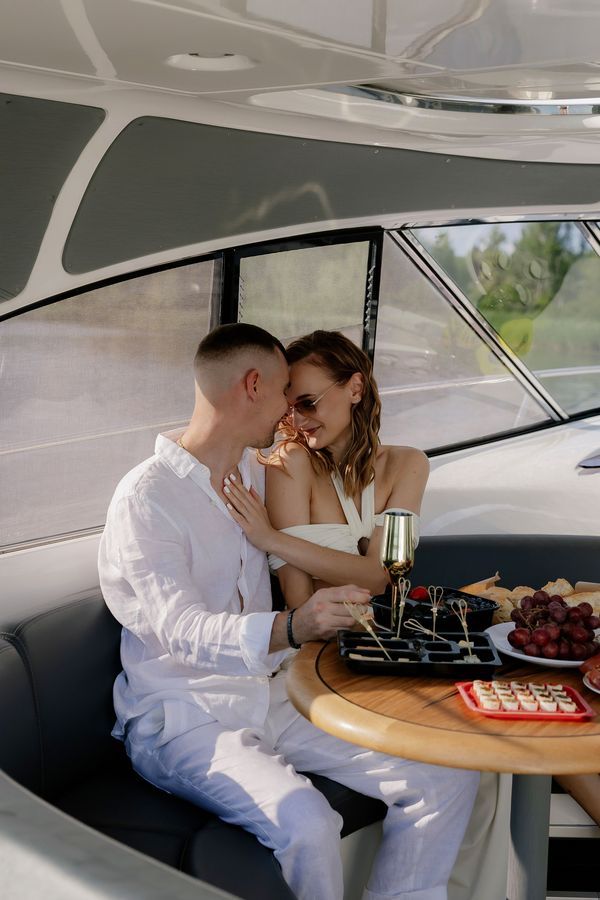 Арендовать яхту катер Bavaria 37 Sport HT VIP на прокат в Киеве Заферано Золоче